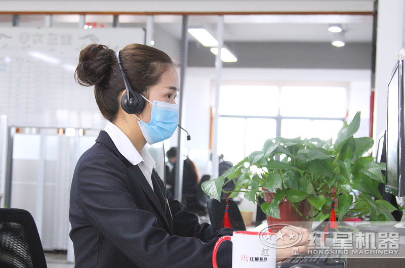24小時客服全身心工作，用專注點亮了責任
