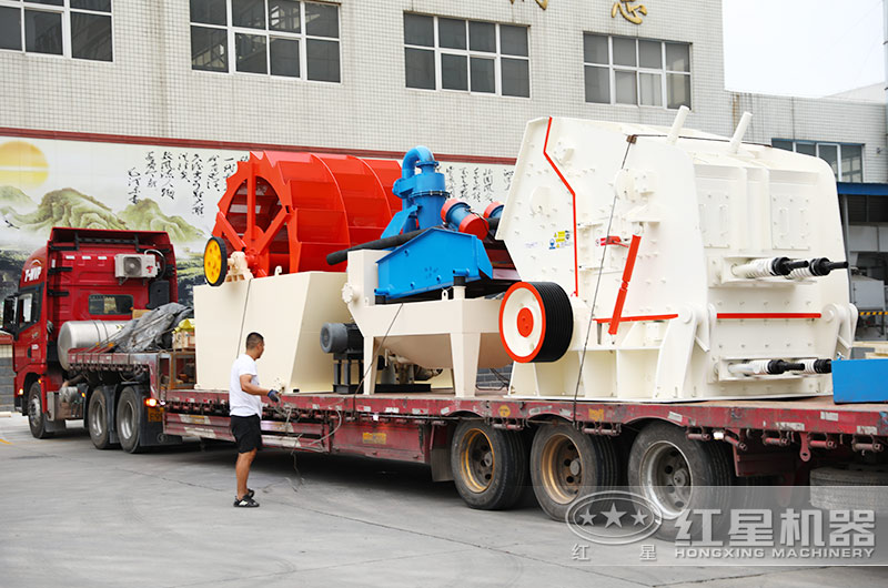 司機師傅打包洗砂機、細沙回收一體機準備發(fā)往安徽現(xiàn)場