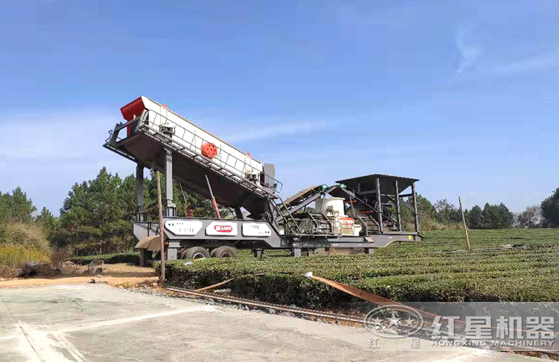 單臺(tái)移動(dòng)鵝卵石制砂機(jī)作業(yè)現(xiàn)場